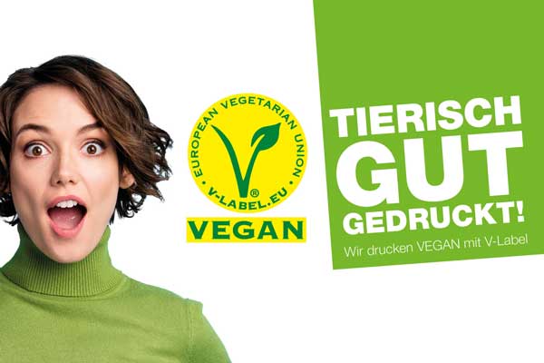 Junge Frau mit freudig-überraschtem Gesichtsausdruck blickt auf ein V-Label für vegane Produkte